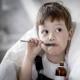¿Qué hacer si un niño tiene tos fuerte: cómo detener rápidamente el ataque y cómo tratarlo correctamente?